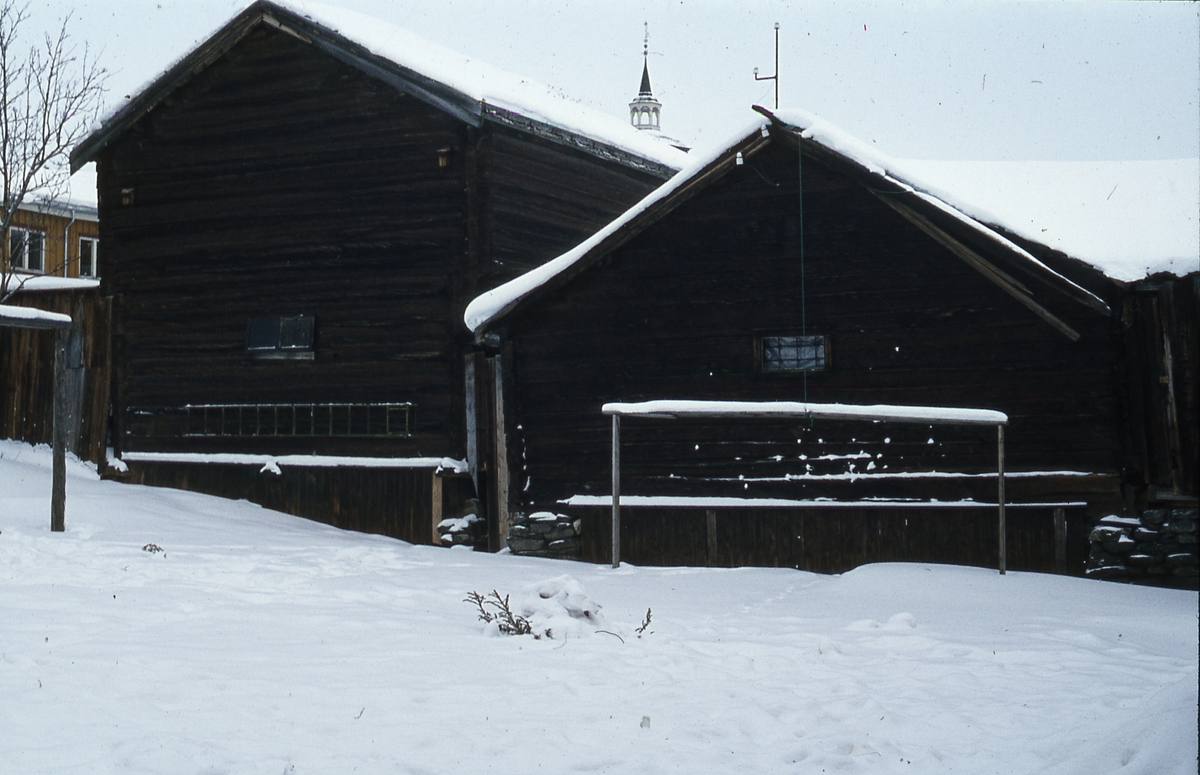 To stabbur i Leighgården på Røros