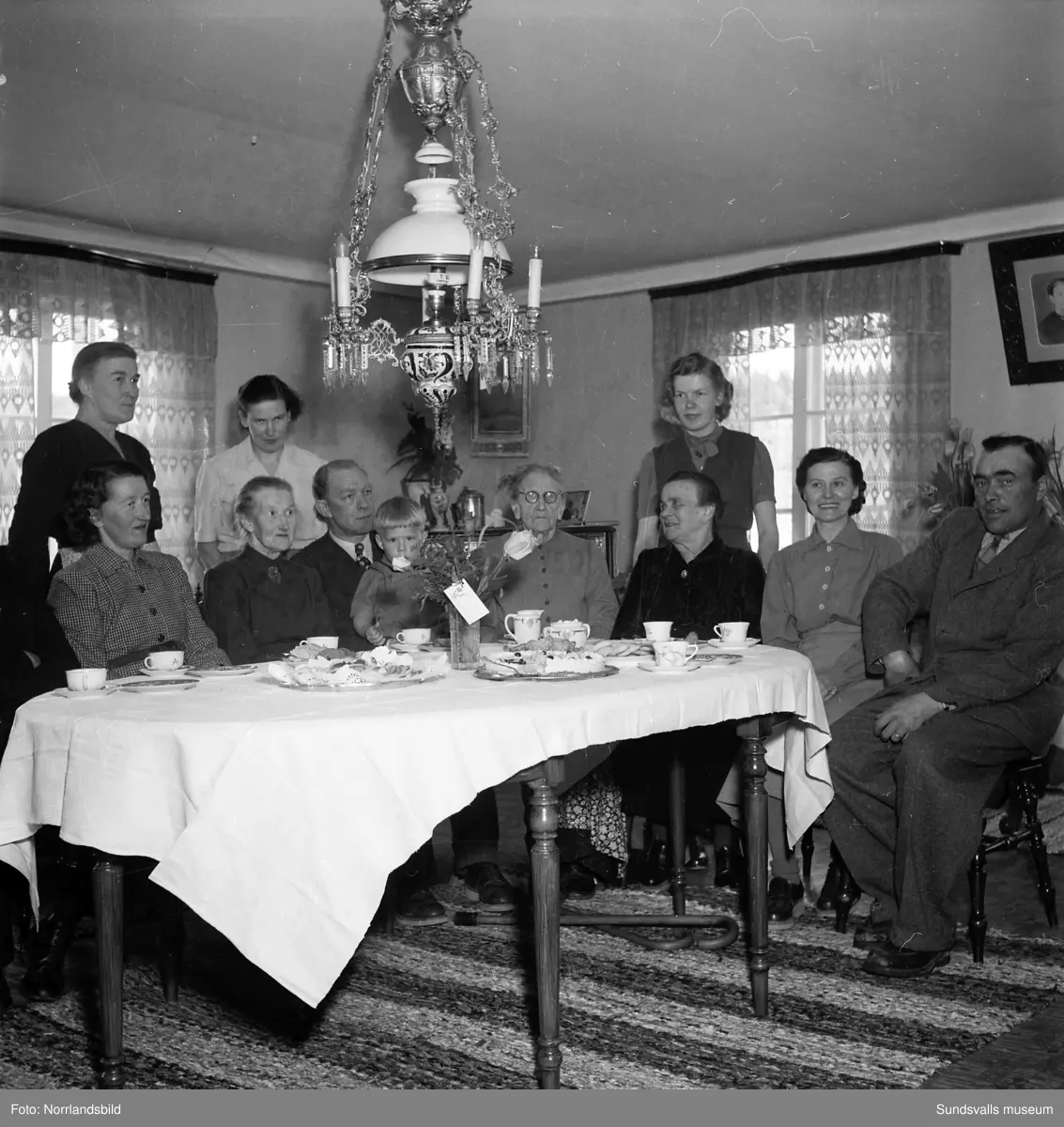 Familjebilder från en bemärkelsedag i Klingsta. Festföremålet är en gammal kvinna med efternamnet Wiklund.