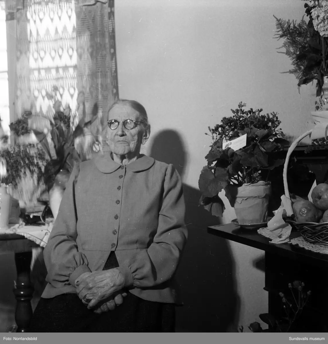 Familjebilder från en bemärkelsedag i Klingsta. Festföremålet är en gammal kvinna med efternamnet Wiklund.