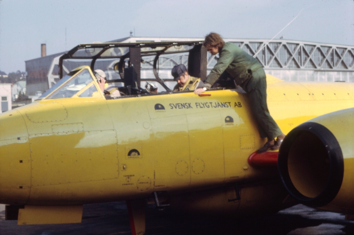 Gulmålat målbogserflygplan av typ Gloster Meteor T.7 med civilt registreringsnummer SE-CAS på Bromma flygplats, i början av 1970-talet. Flygförare och flygtekniker i arbete. Serie om 7 bilder.