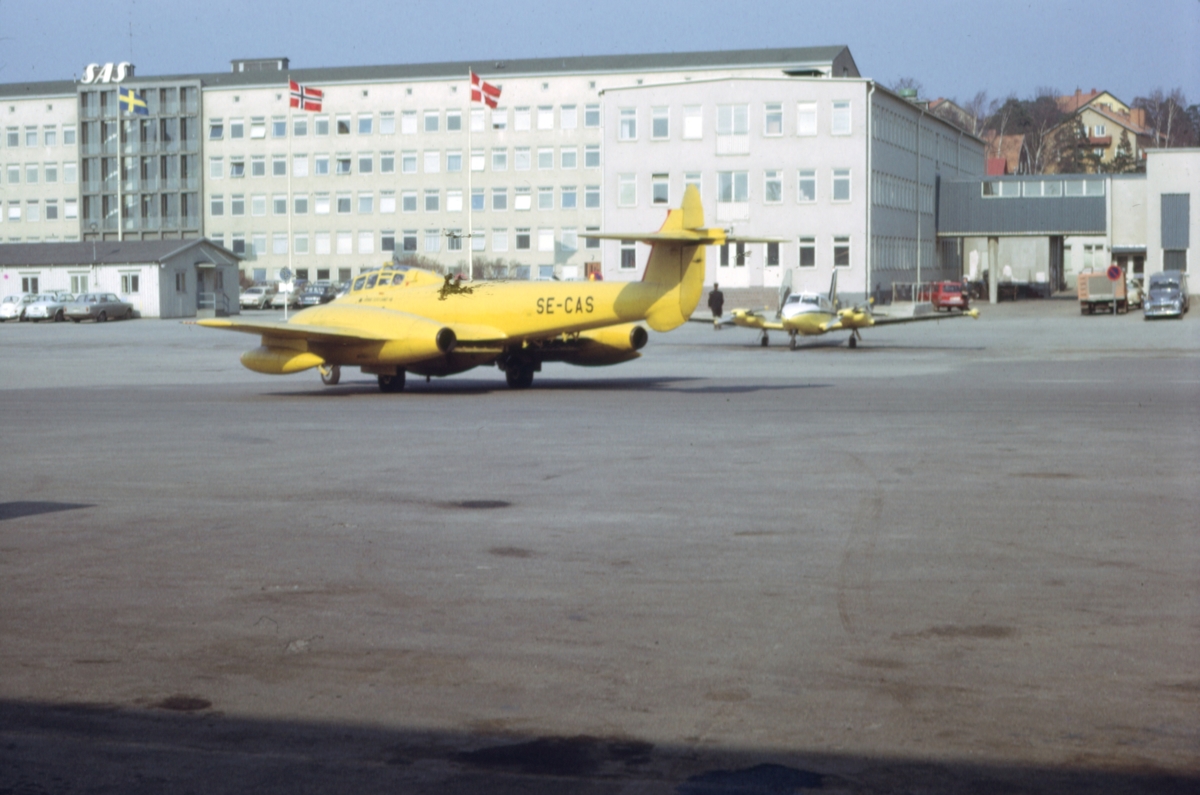 Gulmålat målbogserflygplan av typ Gloster Meteor T.7 med civilt registreringsnummer SE-CAS på Bromma flygplats, i början av 1970-talet. Flygförare och flygtekniker i arbete. Serie om 7 bilder.