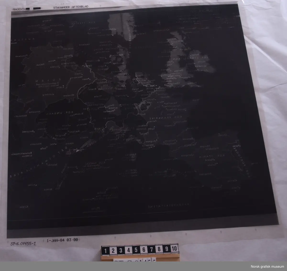 Filmer til firefargetrykk (sort, magenta, cyan (gul mangler)) av et kart over det europeiske kontinentet i 1721, som antakelig er brukt som illustrasjon i Stavanger Aftenblad.