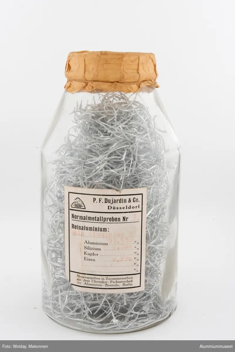 Glass med lokk og innhold.