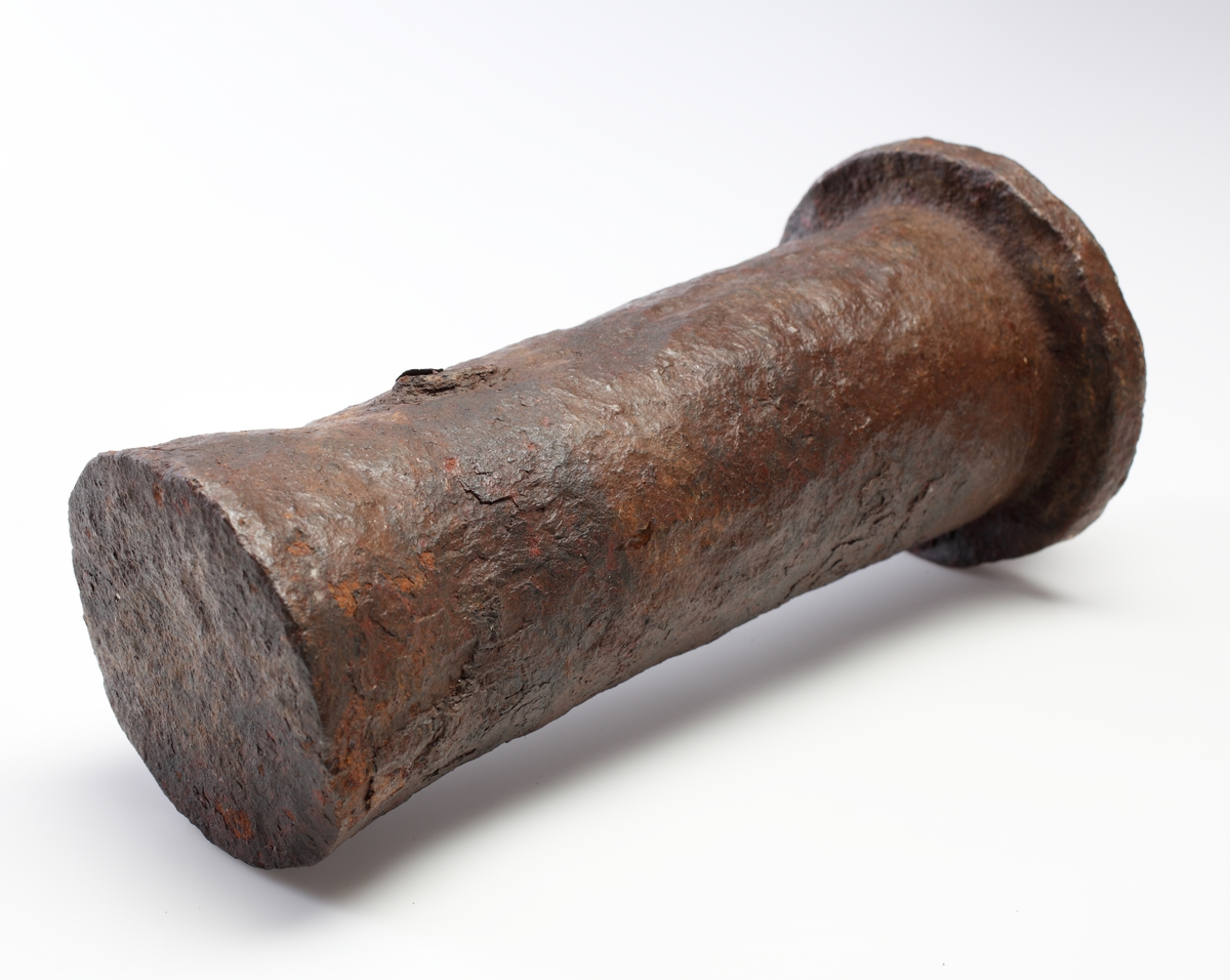 Krutkammare (kammarstycke) till bakladdad kanon från 1400-talet. Cylindrisk med kraftig stoppring nära mynningen. Kammaren invändigt konisk, ca 27 cm djup, mynningens diameter 6 cm. Koniskt fänghål omgivet av försänkta linjer som framtill bildar ett kors, vilkets ändar markeras med en grop vardera.