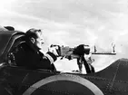 F6 Karlsborg 1941. Kapten Seth instruerar med den rörliga kulsprutan i baksits på flygplan B5. Albumet är en del av en donation från Karl-Axel Hansson, Karlsborg. Förteckning över hela donationen finns i albumet samt som Word-dokument.