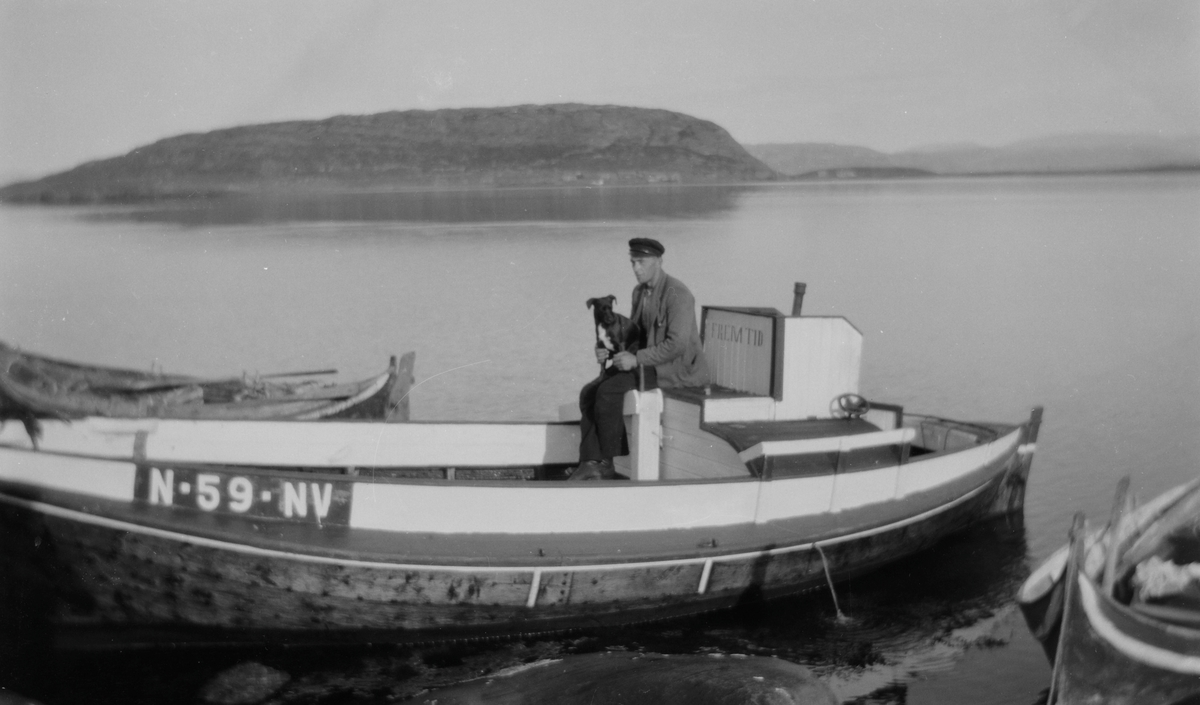 Mann og hund i båten "Fremtid" (N-59-NV).