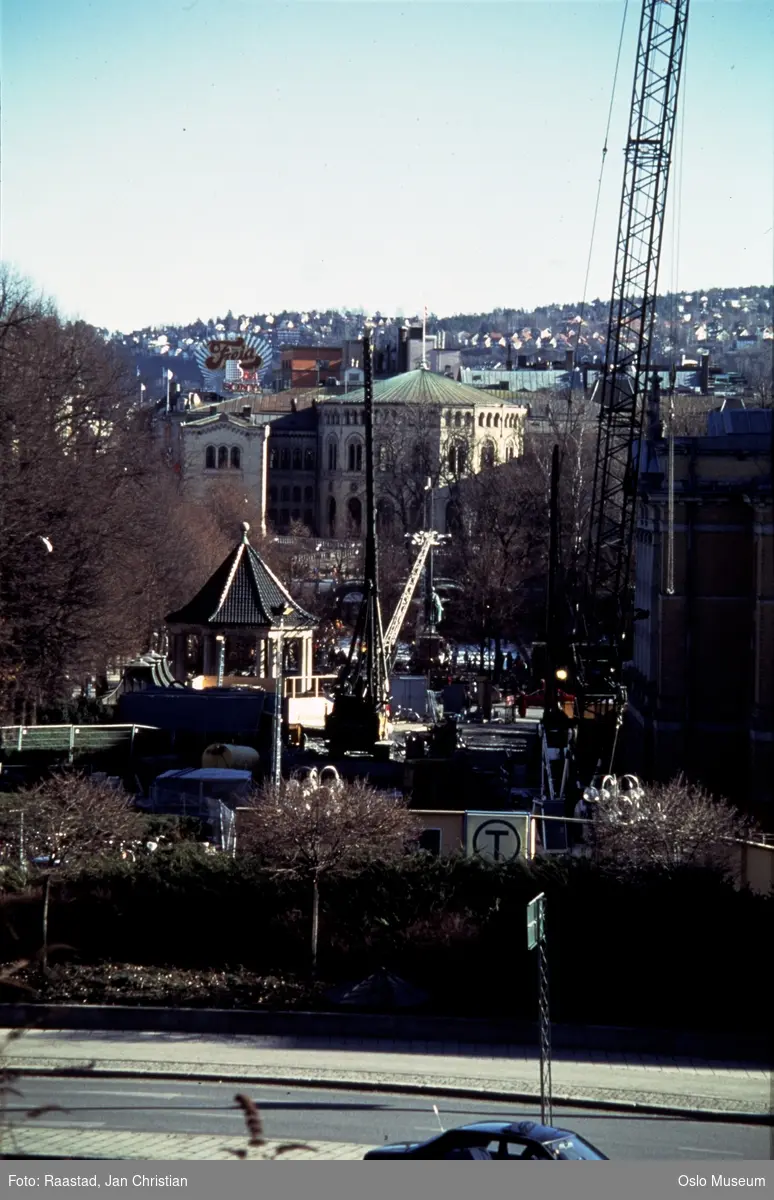 utsikt, park, anleggsarbeid, kran, Nationaltheatret T-banestasjon, Nationaltheatret, musikkpaviljong, Stortingsbygningen