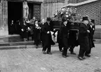 Professor Emanuel Linderholms stoft bärs ut ur Uppsala domkyrka