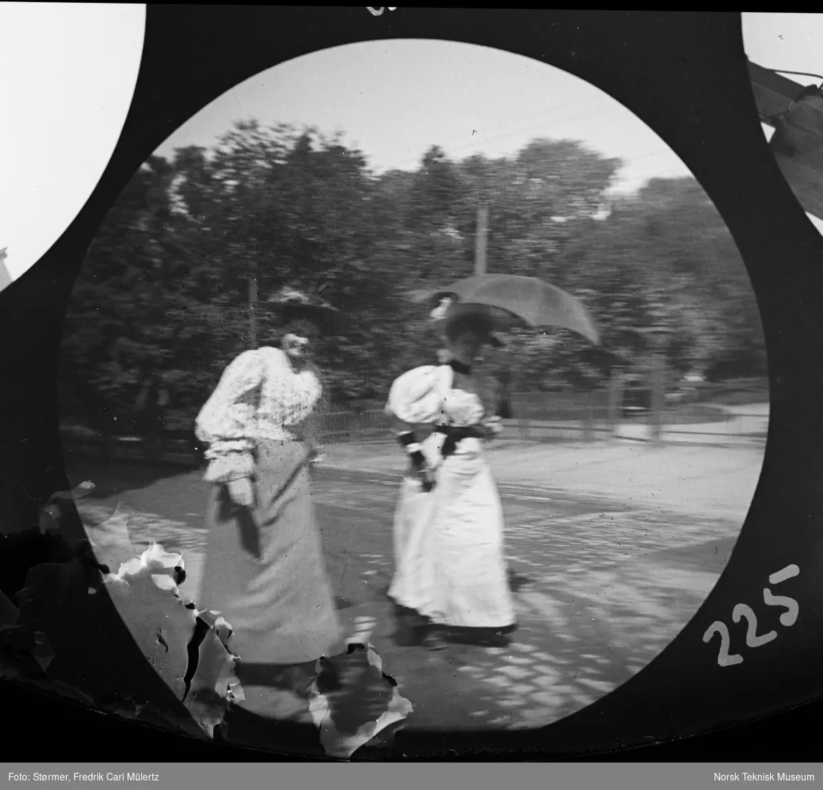 Ragnhild Welhaven (senere fru Bjelke) og Thora Christoffersen fotografert i Oslo