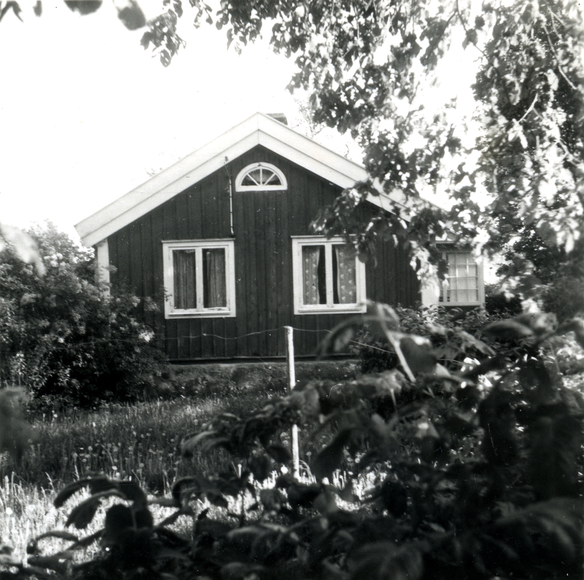Dörby gamla Klockaregård. Exteriör vänster gavel, rakt framifrån.