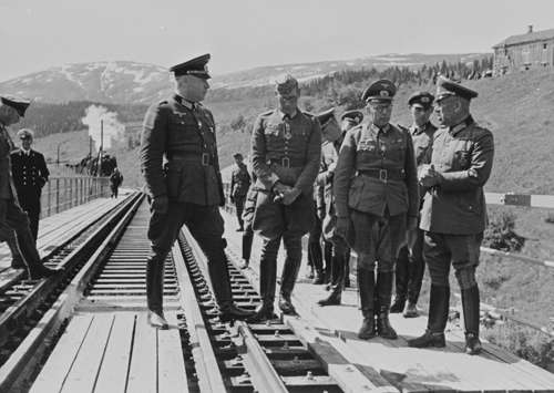 Tyske soldater på jernbanen den 11.07.1940. Gjennåpning av Kvalforsbrua. Helt til høyre er General Falkenhorst, son var sjef for innvasjonen i Norge og Danmark