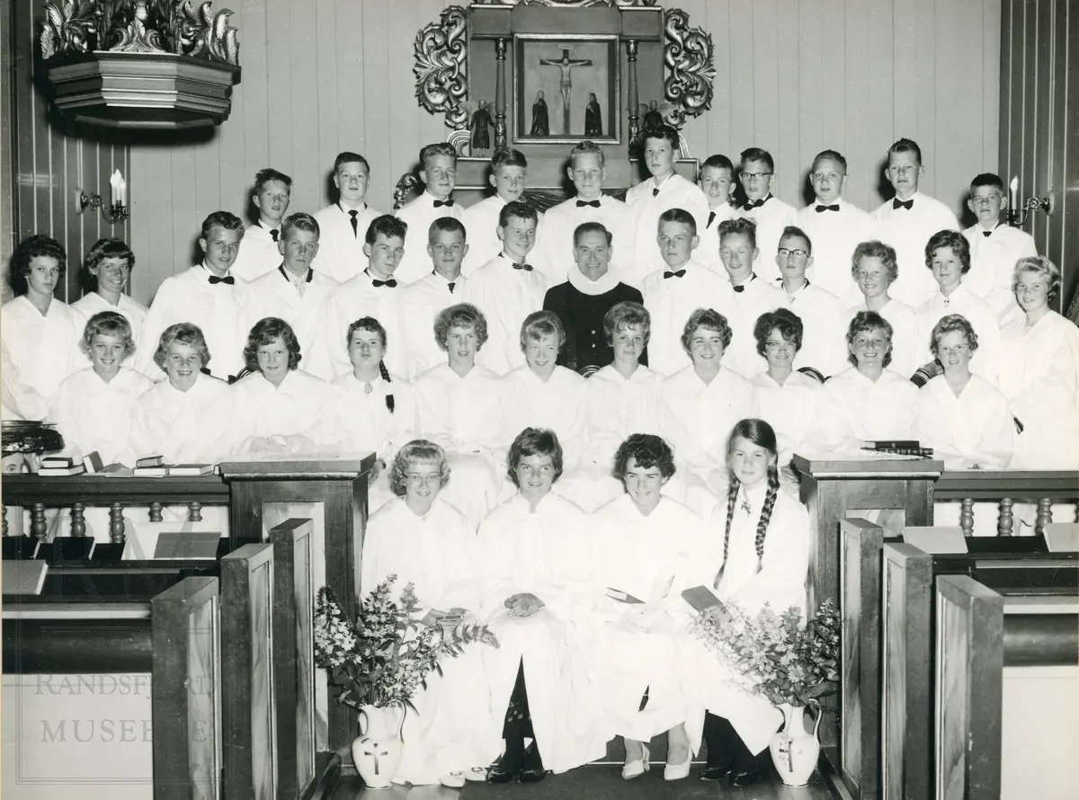 Konfirmanter og sogneprest Finn M. Huseby ved Nes kirke 1961.