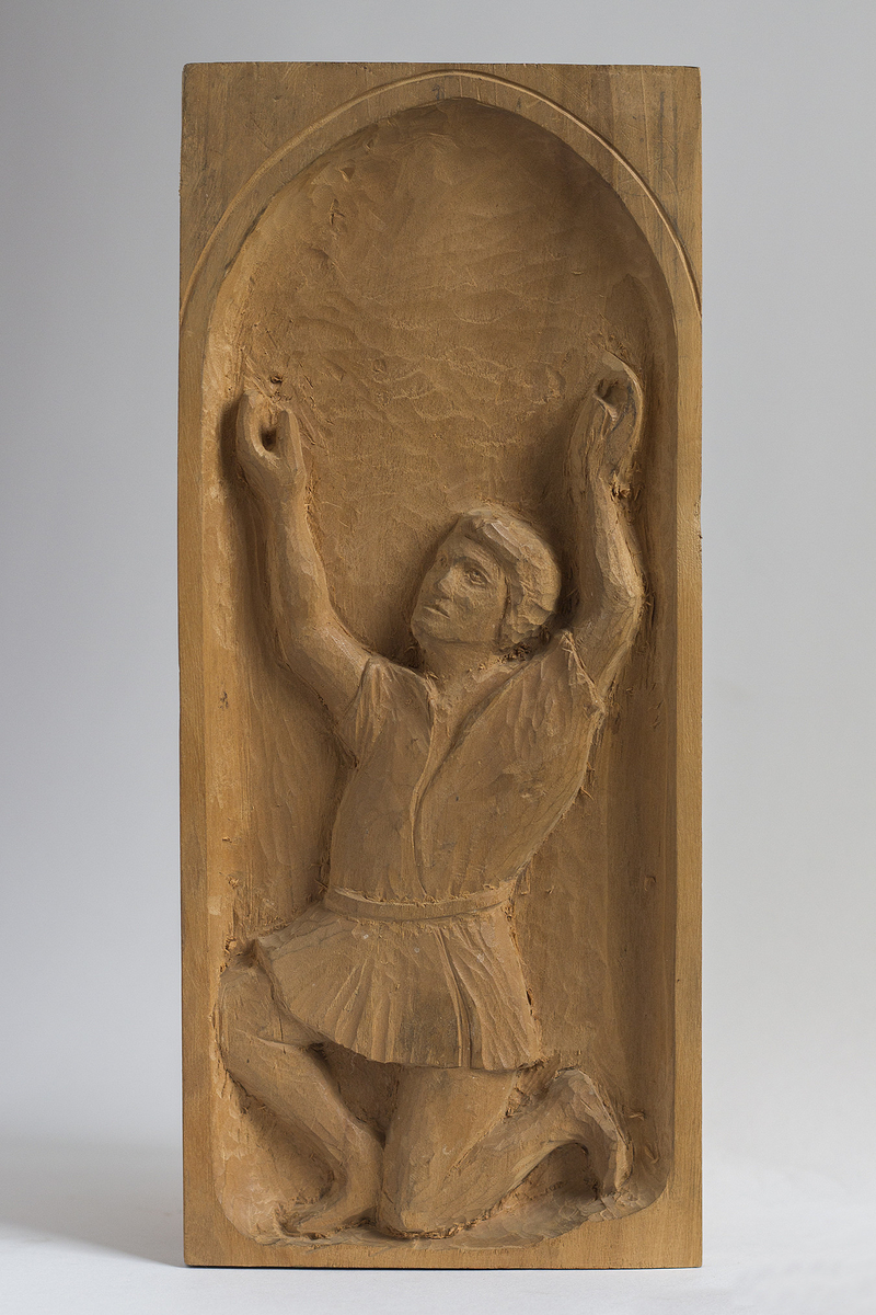 Rektangulært relieff. Knelende mannsfigur.