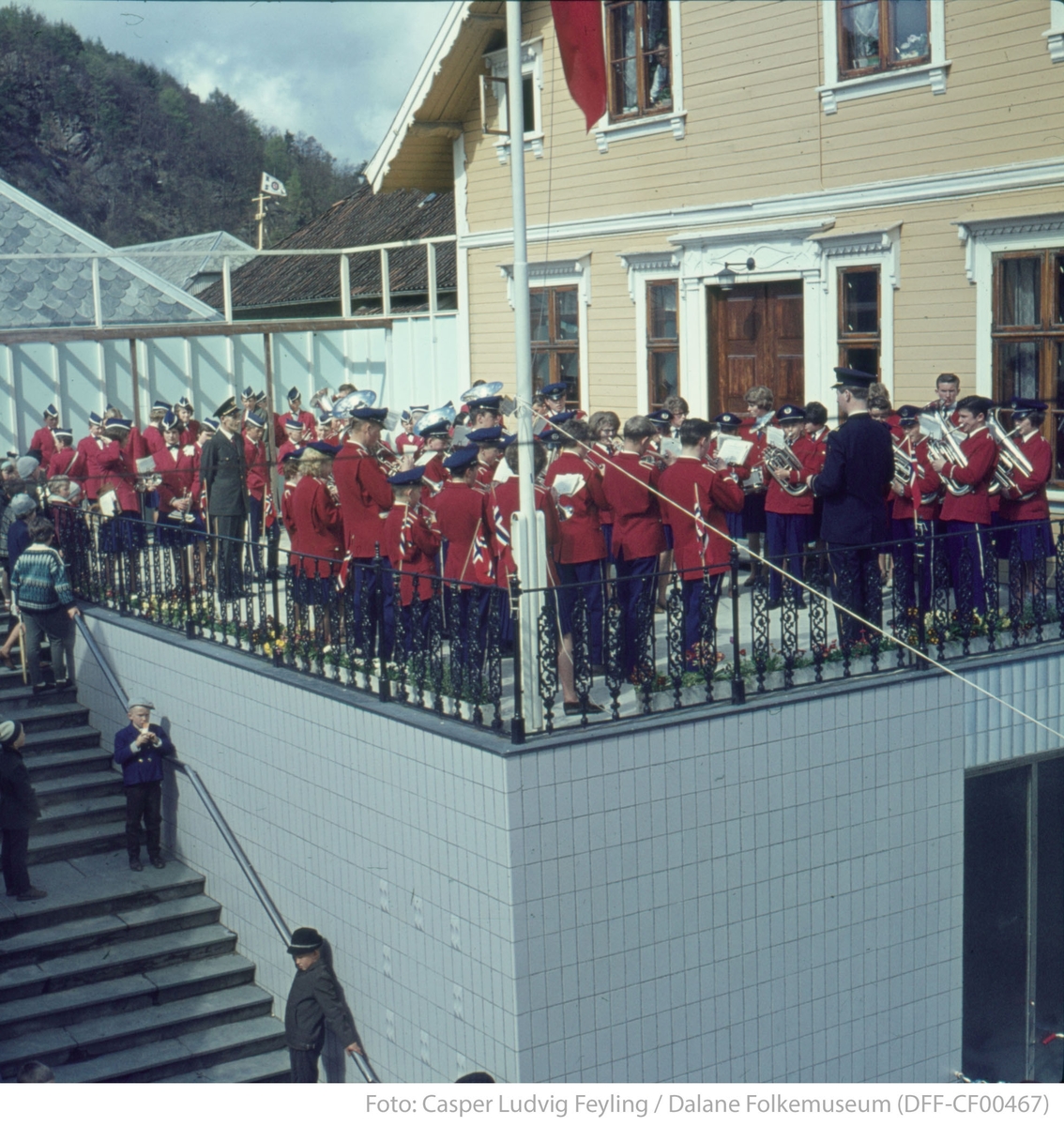Korps spiller på terrassen til Torget 1 i Egersund