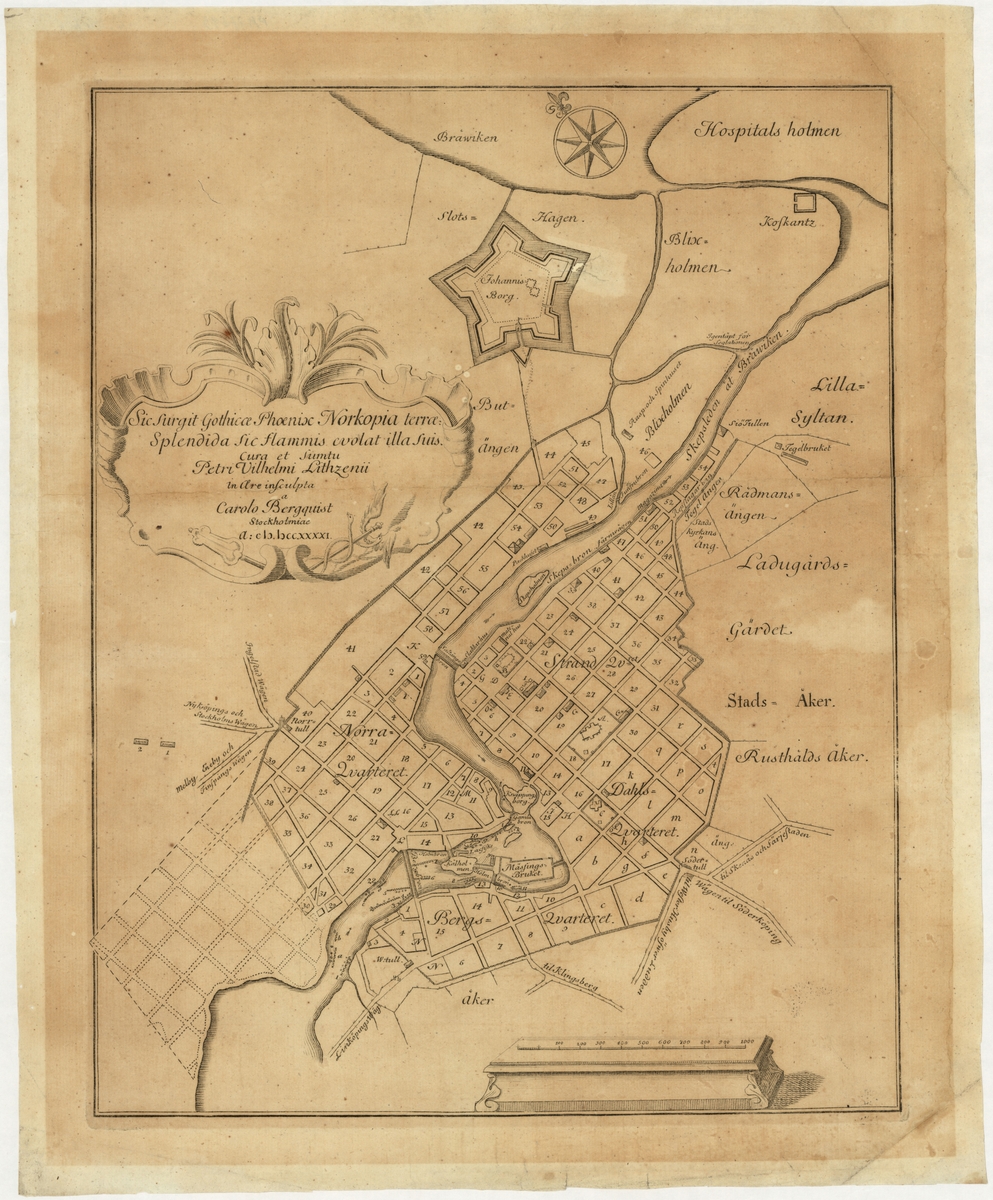 Stadskarta över Norrköping tryck på papper från 1741. Stadsdelar och vägar är namngivna. Även kvarter alternativt tomter är märkta. Över kartan finns en kompassros. Under kartan finns en skalsticka prydd med en sarkofag. 
