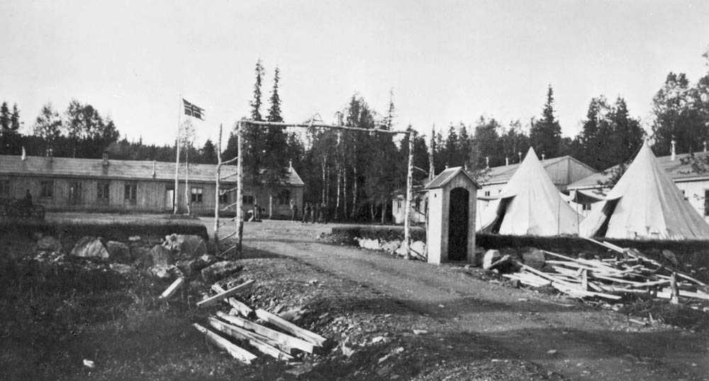 Arbeidstjenesteleir. Hattfjelldal. Leirområde.Telt.Vaktbu.Flagg.Brakker.