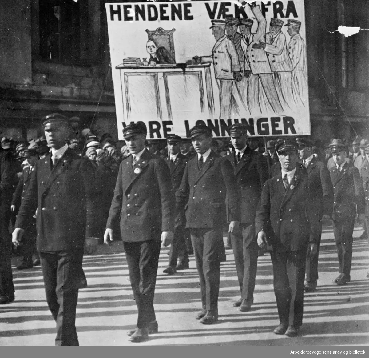 1. mai 1927 i Oslo. Telegrafbudenes forening med parole: Hendene væk fra vore lønninger.