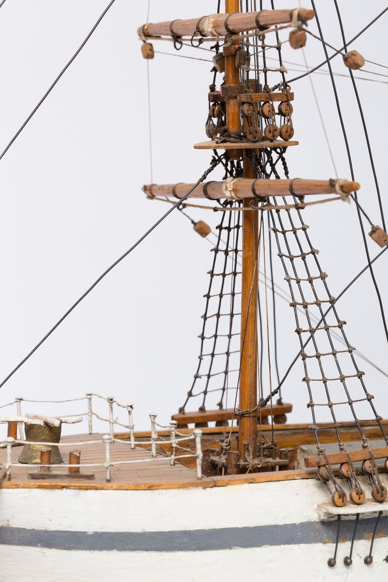 Modellen av Magne ble bygget 1950, og er Bækvolds byggenummer 2. 
Magne gikk  med materialfrakt til Østersjøen, Danmark og Nederland. Til England med props (til gruvene) og kull tilbake.
Skroget på modellen er bygget av rekved.