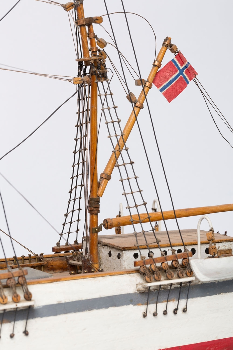 Modellen av Magne ble bygget 1950, og er Bækvolds byggenummer 2. 
Magne gikk  med materialfrakt til Østersjøen, Danmark og Nederland. Til England med props (til gruvene) og kull tilbake.
Skroget på modellen er bygget av rekved.