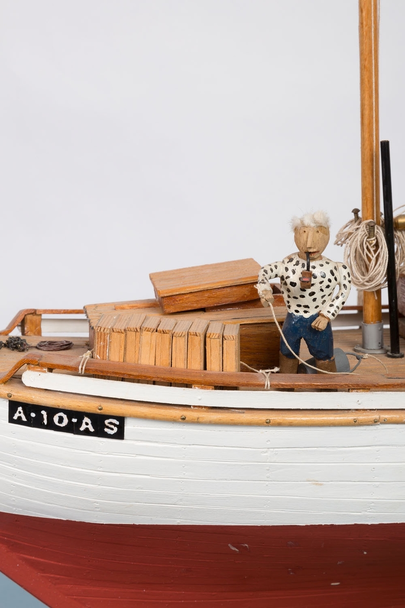 Modell av losbåten "Sigurd" med registreringsnummer A-10-AS.
Spesielt fine detaljer midtskips i lugaren.
Bækvolds produksjonsnummer 27.
Båten ble bygget av Colin Archer som losbåt i 1893.
Fiskebåt fra 1918 - 1964, seilt av Ole Elias Bækvold (Egils far).