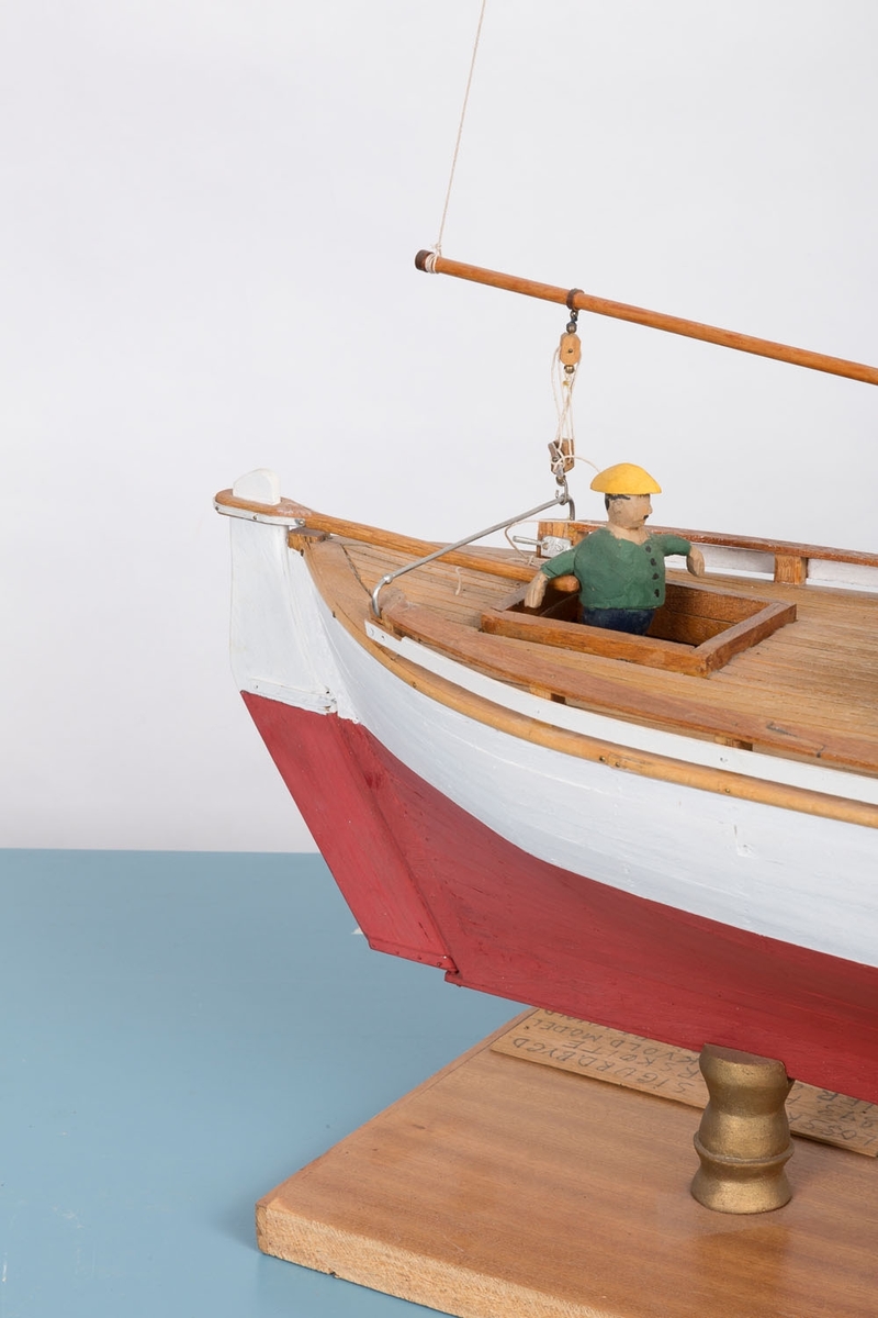 Modell av losbåten "Sigurd" med registreringsnummer A-10-AS.
Spesielt fine detaljer midtskips i lugaren.
Bækvolds produksjonsnummer 27.
Båten ble bygget av Colin Archer som losbåt i 1893.
Fiskebåt fra 1918 - 1964, seilt av Ole Elias Bækvold (Egils far).