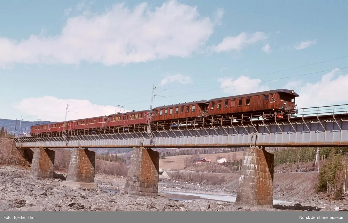 Påsketog 7318 Otta-Oslo med motorvognsett type 65/67 på bru over Lågen ved Langsveen