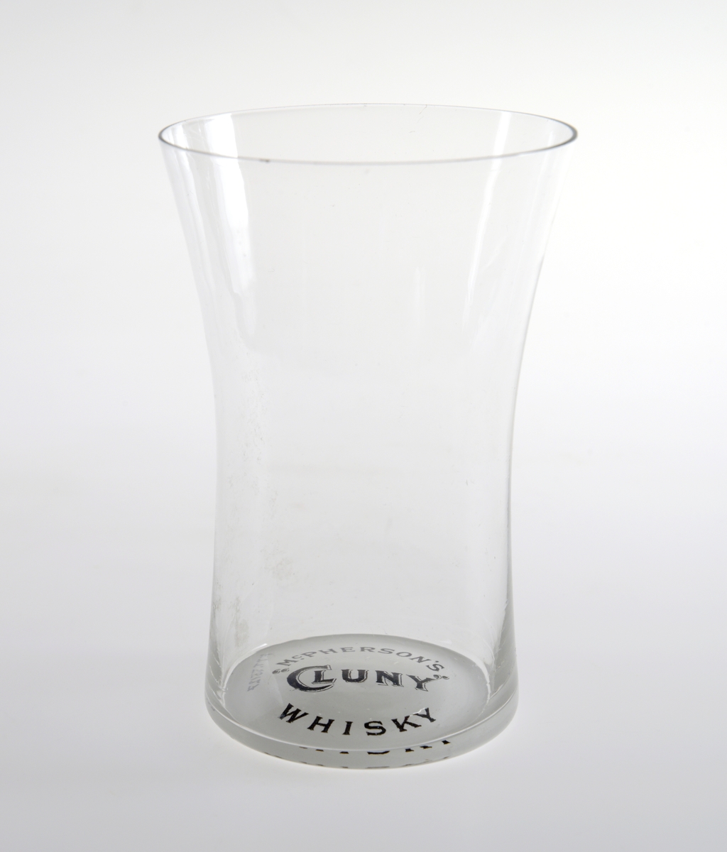Whiskyglass som er sylinderformet i nederste del av korpus og koniskformet i øverste del.