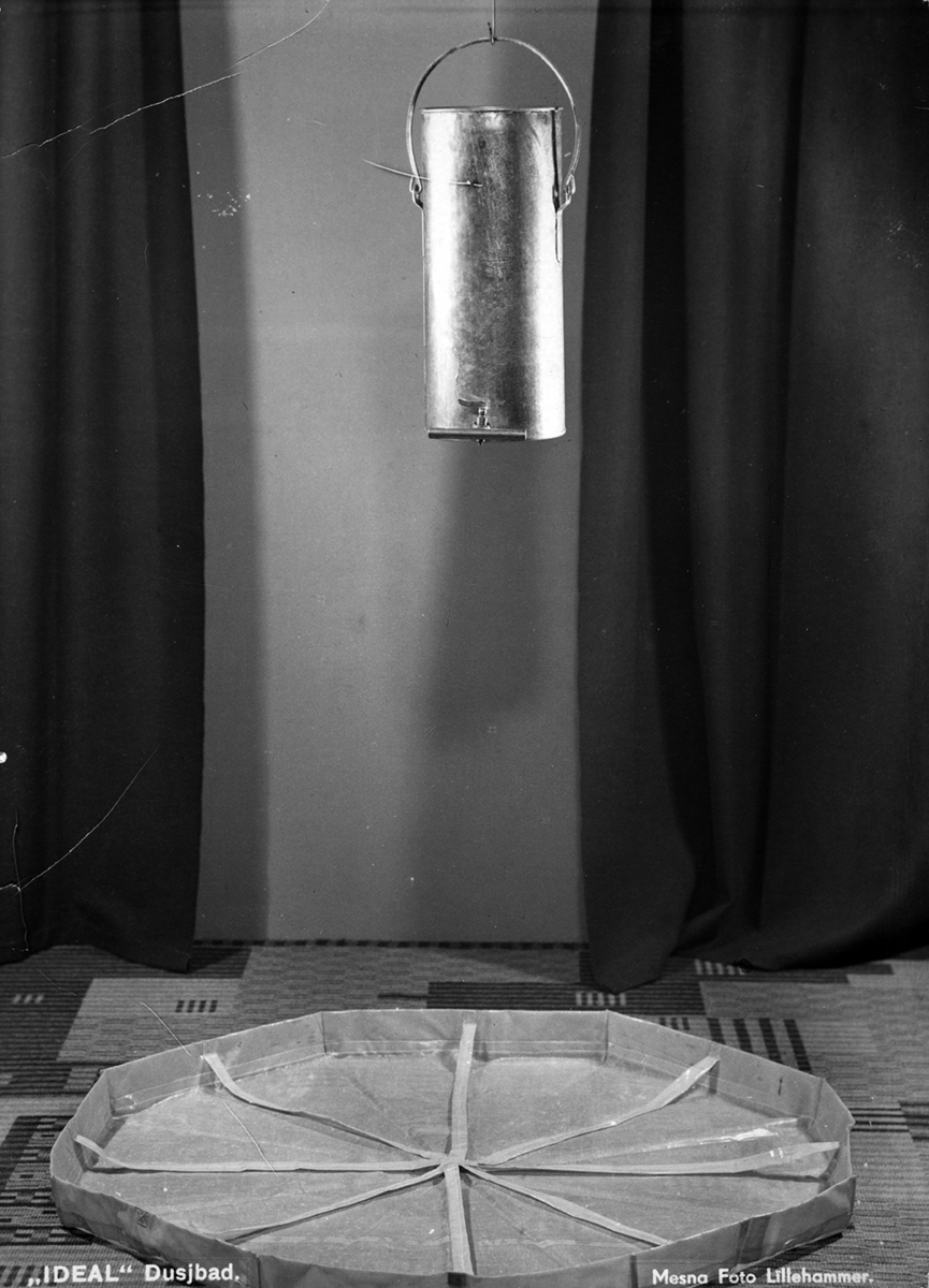 Ideal dusjbad, anbefaling av Fylkeslæge E. Andersen, Lillehammer. Reklame, hygiene