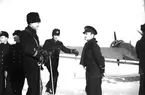 F6 Karlsborg 1942. Vinterövning 8/2-8/3 Piteå. Föraren av Ju 52, fanjunkare Pehrson i samspråk med 3. divisionens stationsofficer löjtnant Ekdahl. Albumet är en del av en donation från Karl-Axel Hansson, Karlsborg. Förteckning över hela donationen finns i albumet samt som Word-dokument.