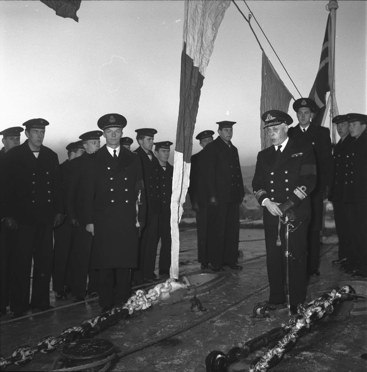 Admiral Voltersvik inspiserer KNM "Arendal".