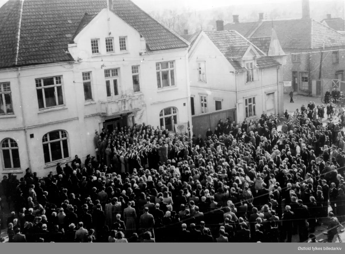 Sellebakk torv i Borge mot Kommunebygningen på frigjøringsdagen 8. mai 1945.