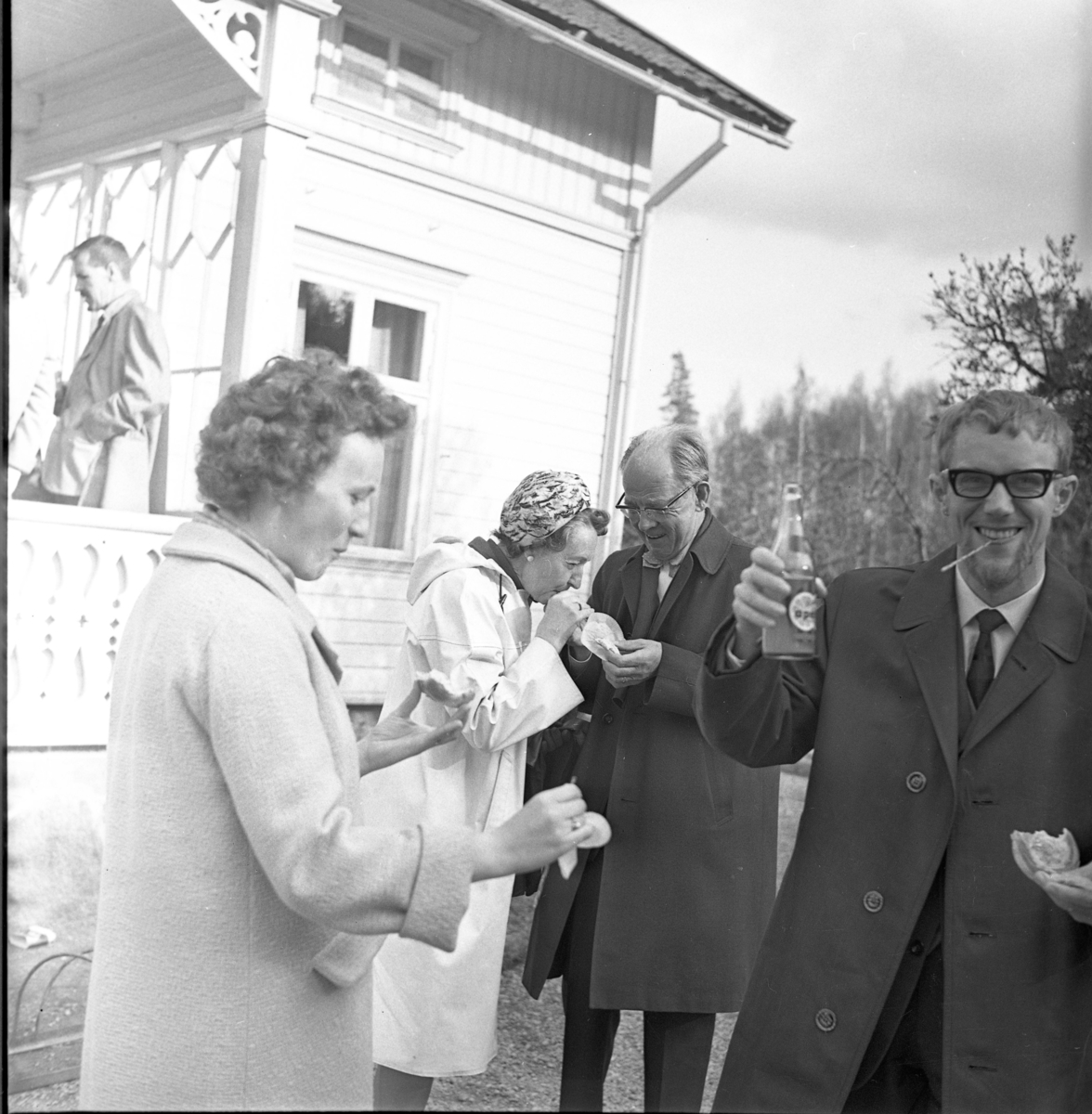 Ett antal oidentifierade män och kvinnor från Publicistklubben utanför Edlunds Konditori och Bageri på Visingsö. De dricker läsk och äter bullar