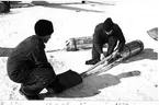 F6 Karlsborg 1942. Behållare med fallskärm för proviantfällning över insnöade gårdar i Skåne. Albumet är en del av en donation från Karl-Axel Hansson, Karlsborg. Förteckning över hela donationen finns i albumet samt som Word-dokument.