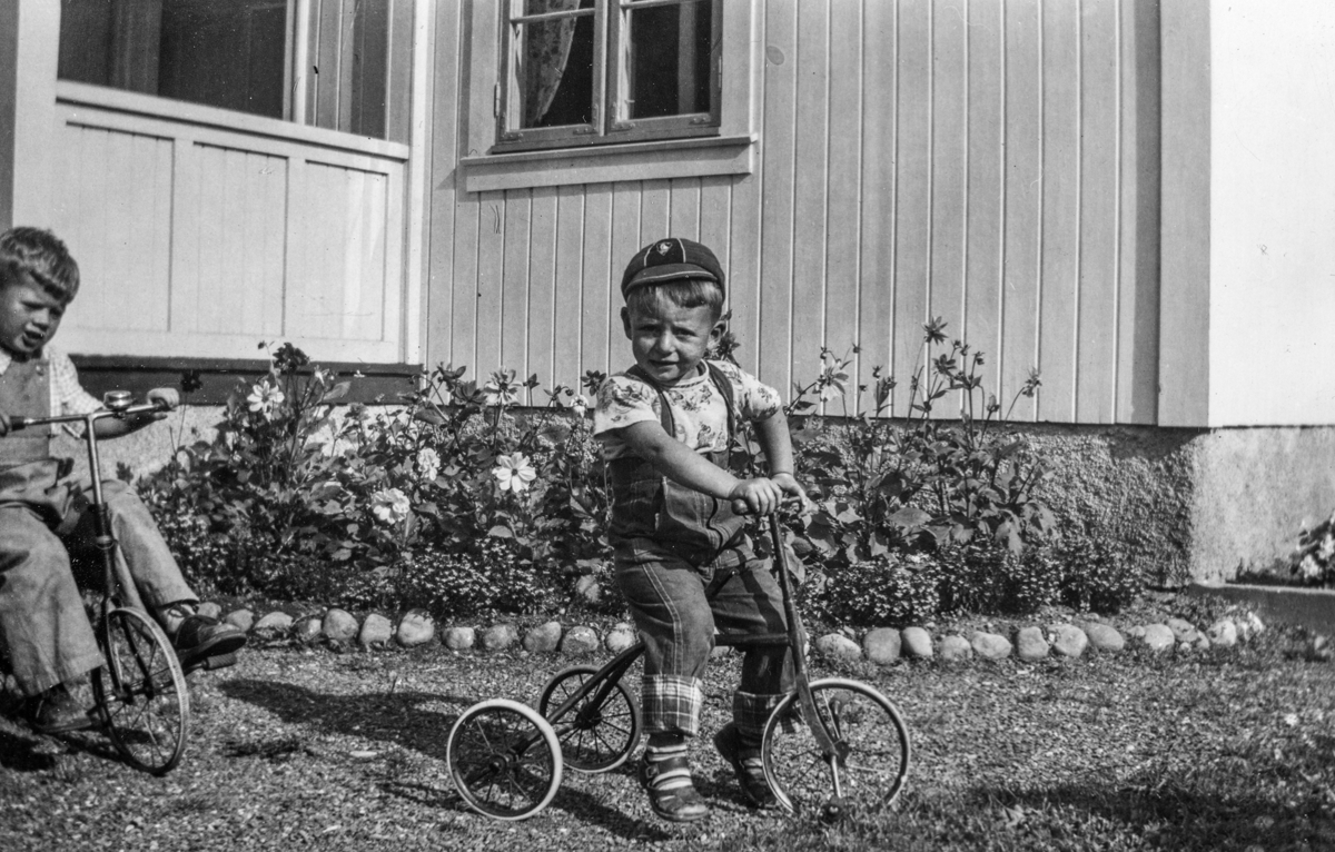 Barn, 2 ukjente gutter på trehjulsykkel.