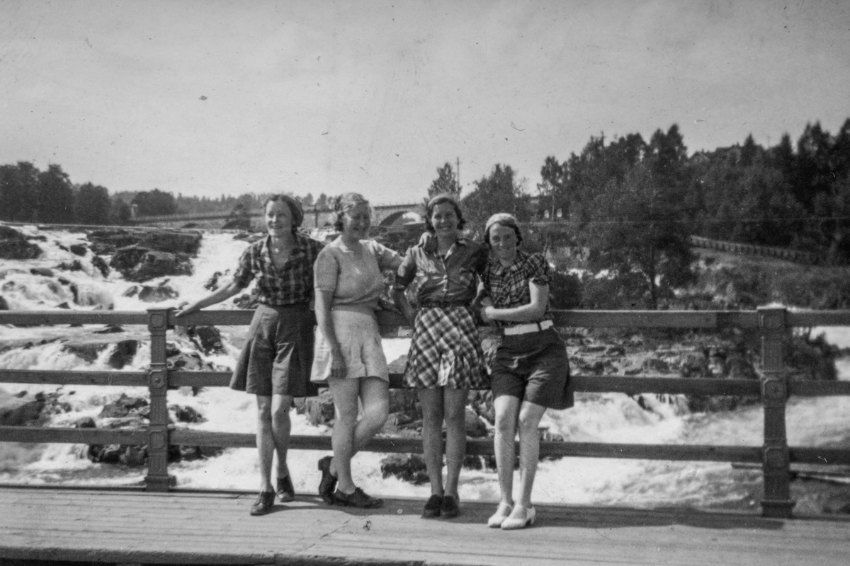 Gruppe 4 damer stående foran et fossestryk. Til venstre Borgny Andreassen (gift Evensen), ukjent, Ukjent, Klara Starheim (gift Andreassen)