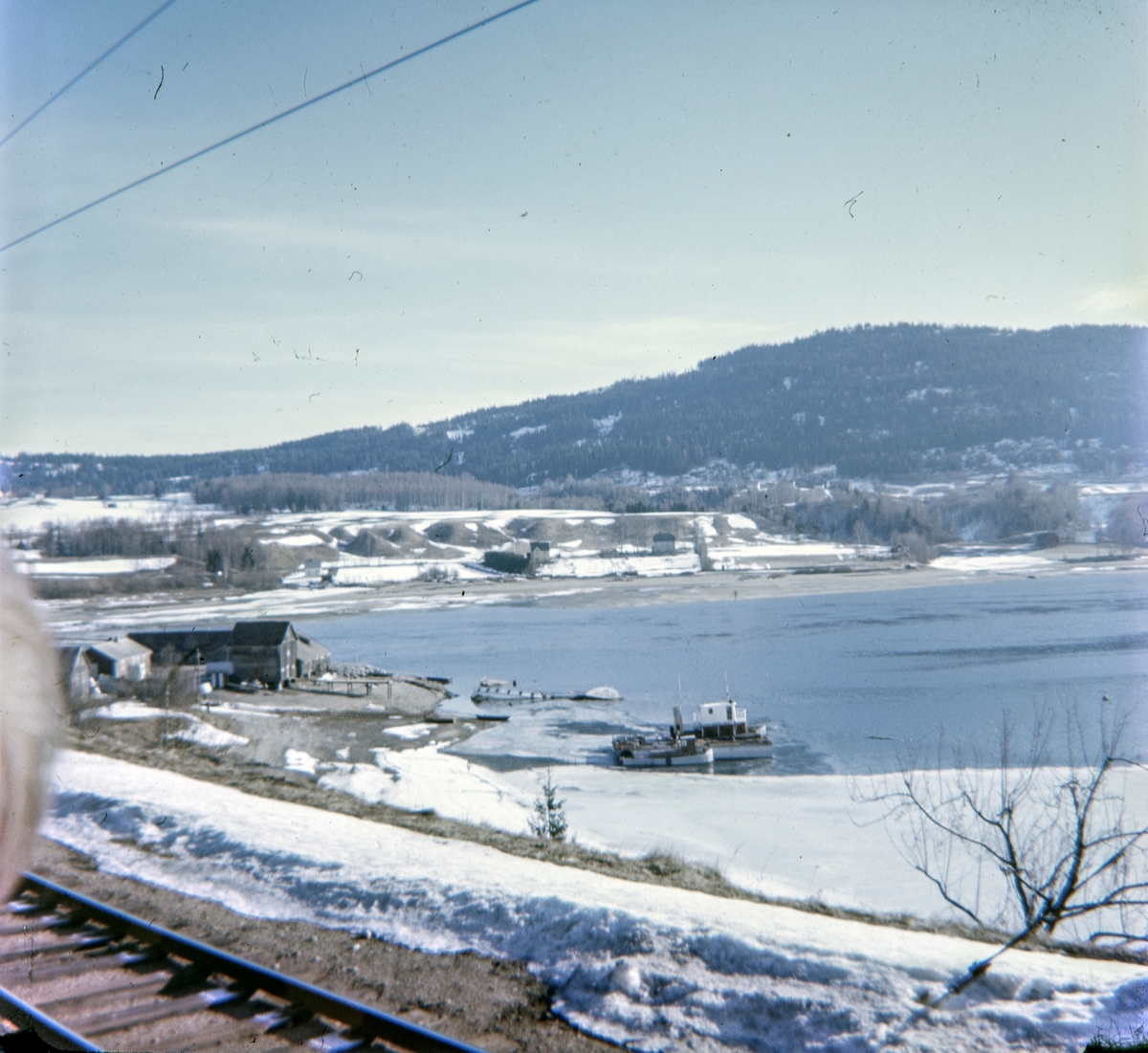 Minnesund, bilde tatt fra toget. Skibladner har sunket under vinter opplag ved Minnesund.