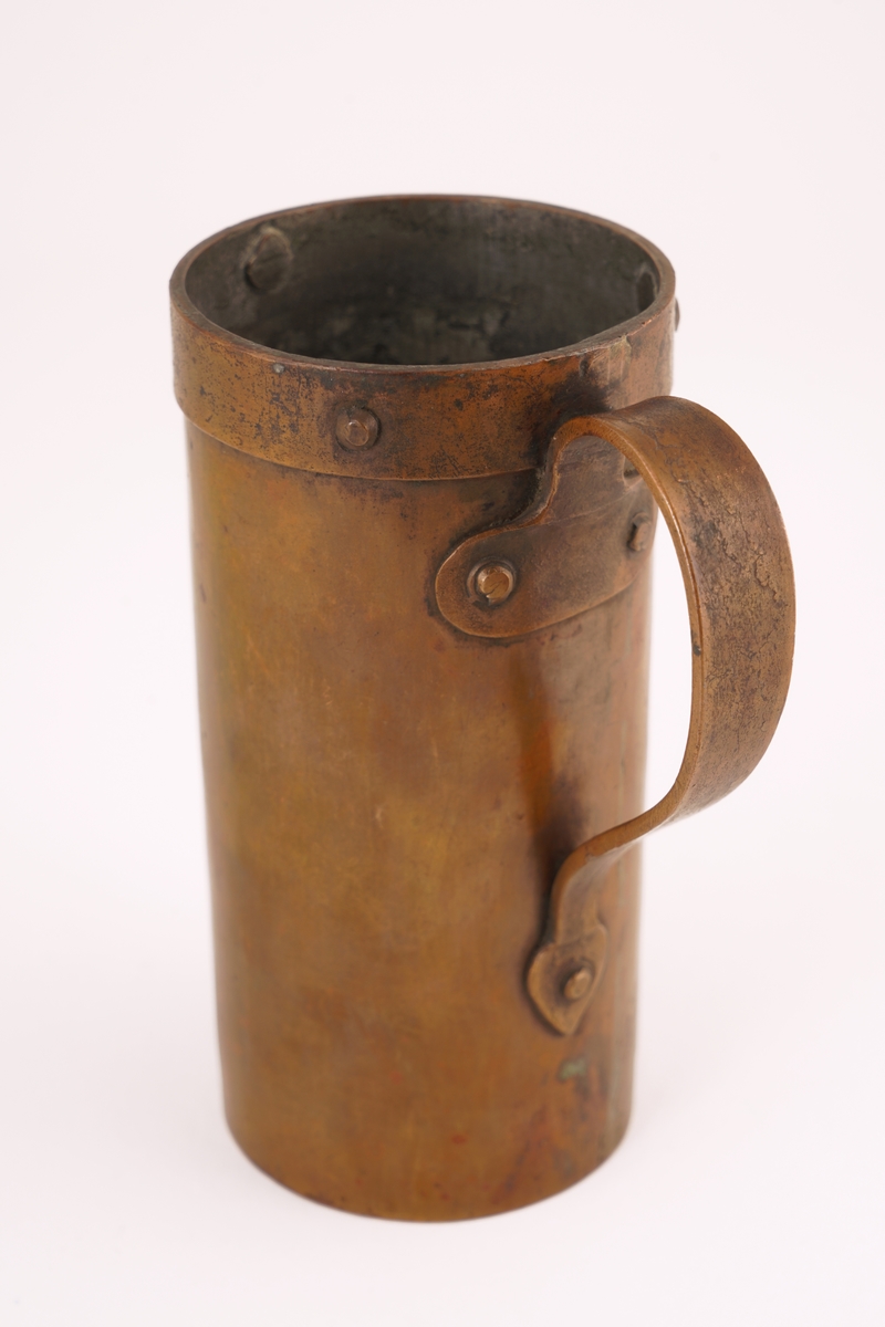 Hulmål av metall med hank.