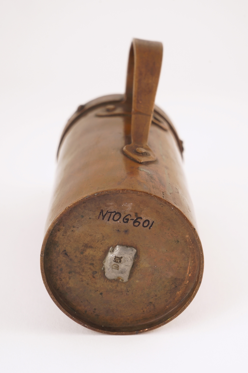 Hulmål av metall med hank.