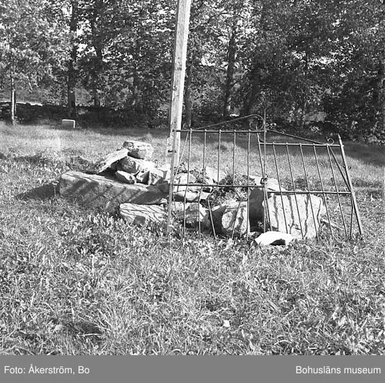 Ucklum socken. Prästegärde. Gamla Kyrkogården.