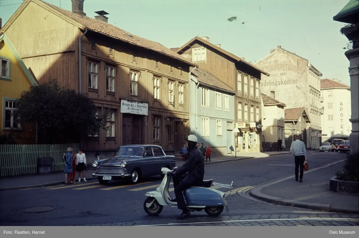 gateløp, trehusbebyggelse, bygårder, mennesker, scooter, biler