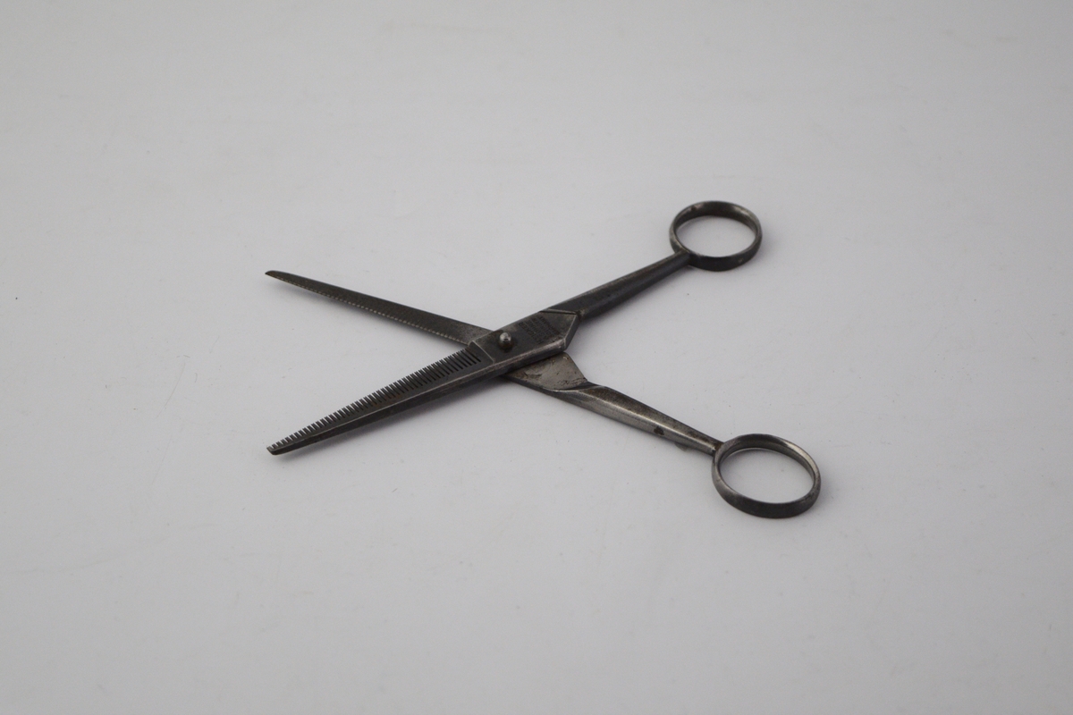 Frisørsaks og tynningsaks. Brukt til hårklipp og tynning. Saksene er i plastetui.