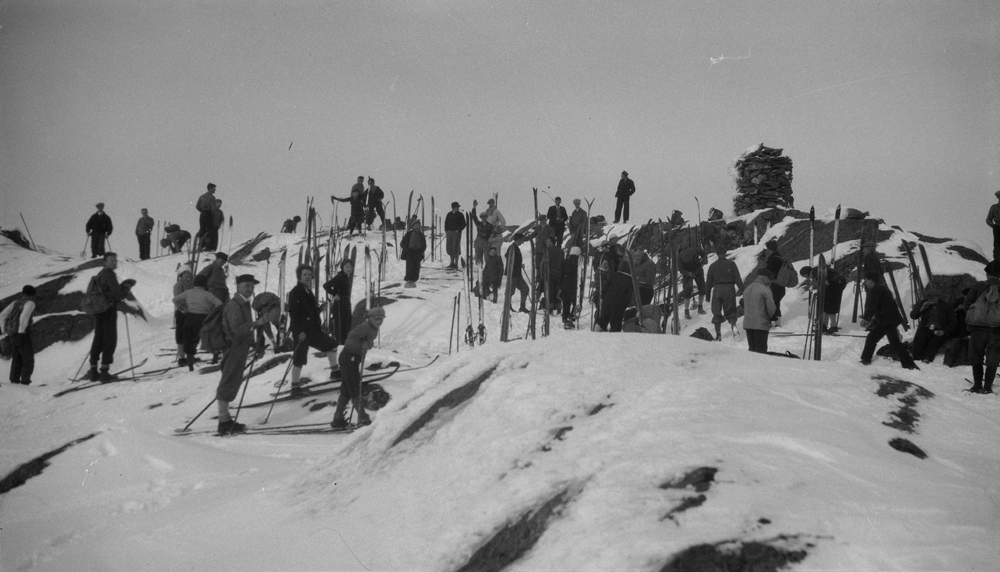 Mye folk med ski og sekker på Øyfjellvarden.
Vikdalstur.