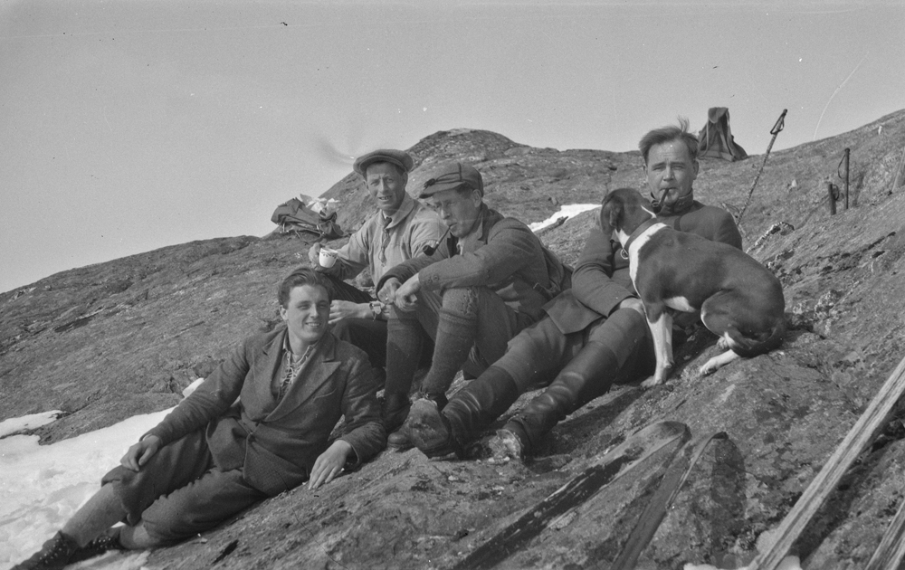 4 mann og hund på skitur. Pause med kaffe og pipe.