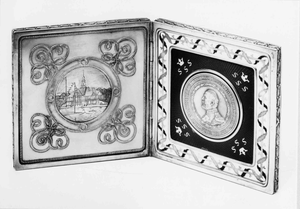 Medalj av silver från Svenska Segelsällskapets jubileumsregatta 1897. På åtsidan kung Oskar II i bröstbild i relief inom stiliserad krans. Frånsidan visar en krönt sköld med "SSS".