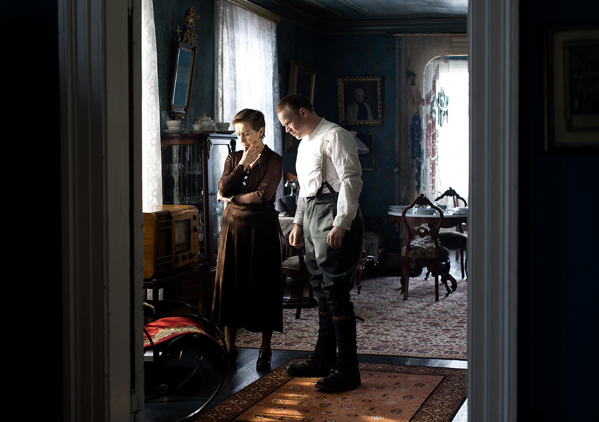 Vertinnen Sigrid Sæhlie samtaler med Kronprins Olav før oppbruddet. Foto: Agnete Brun/Paradox.