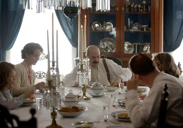 Kongefamilien er samlet på Sælid  gård, men må i all hast bryte opp midt  i middagen. Tyske styrker er på veg. Nygaardsvold er nedbrutt og  ønsker regjeringens avskjed. Foto: Agnete Brun/Paradox.