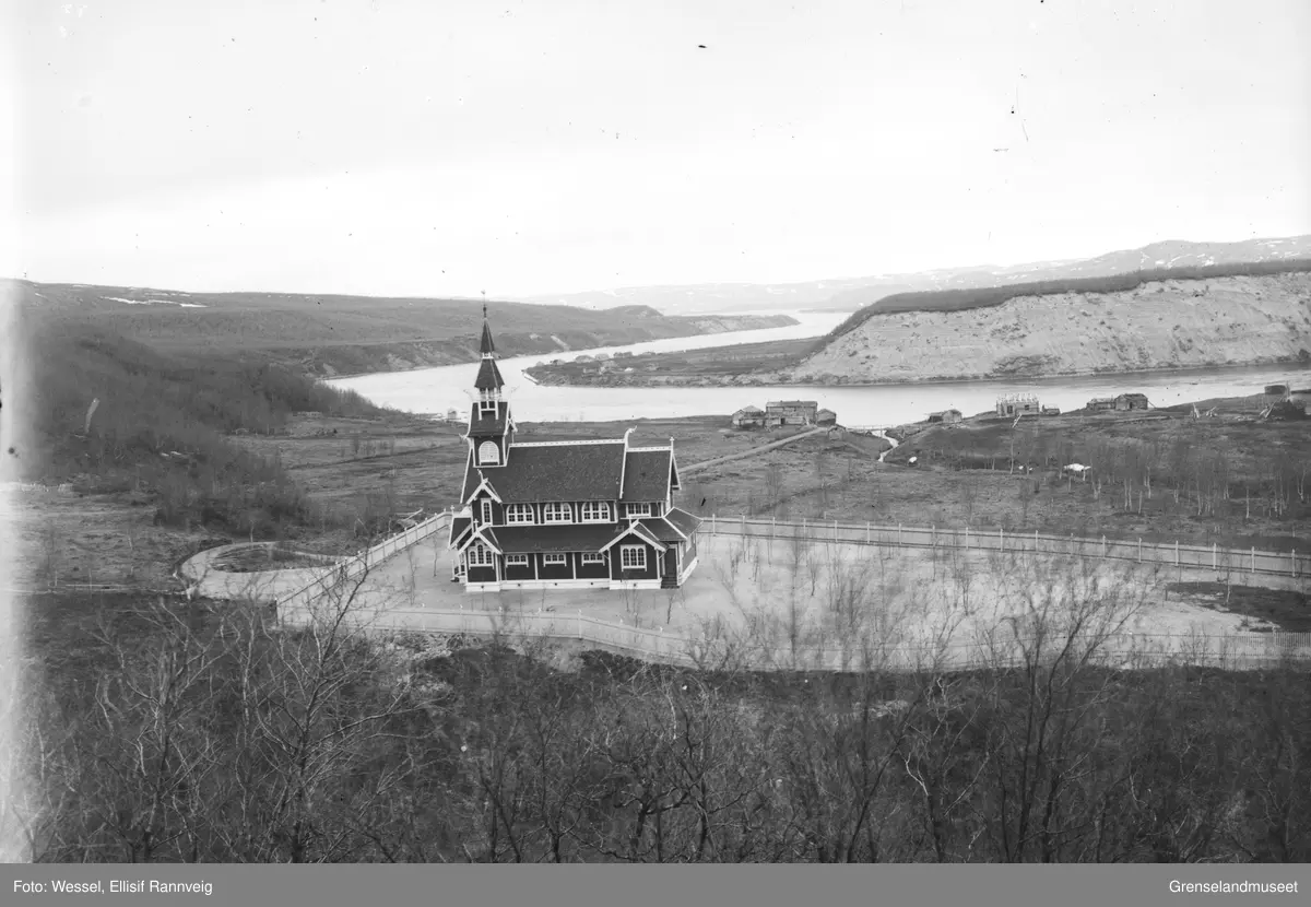 Neiden kirke med Neidenelva i bakgrunnen 1902