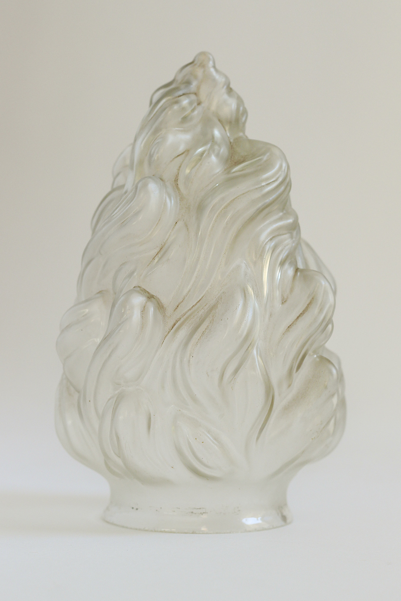 Lampe av kuhorn og bein,kuppel av glass, lampeholder av messing. Akantusmotiv på foten- tre føtter utformet som kløver. Menneskeskikkelser på fot og søyle.