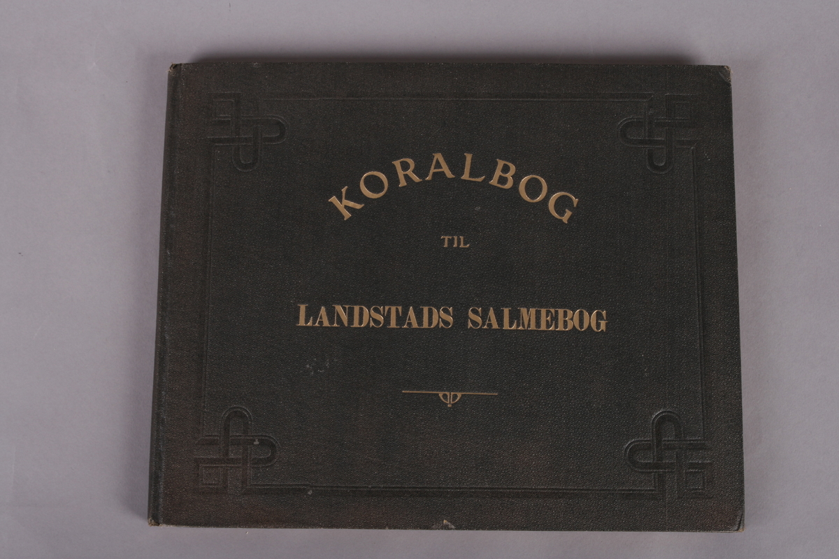 Bok med svart perm og forgylte bokstaver. Forgylte sider.
