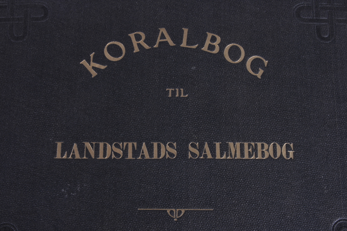 Bok med svart perm og forgylte bokstaver. Forgylte sider.